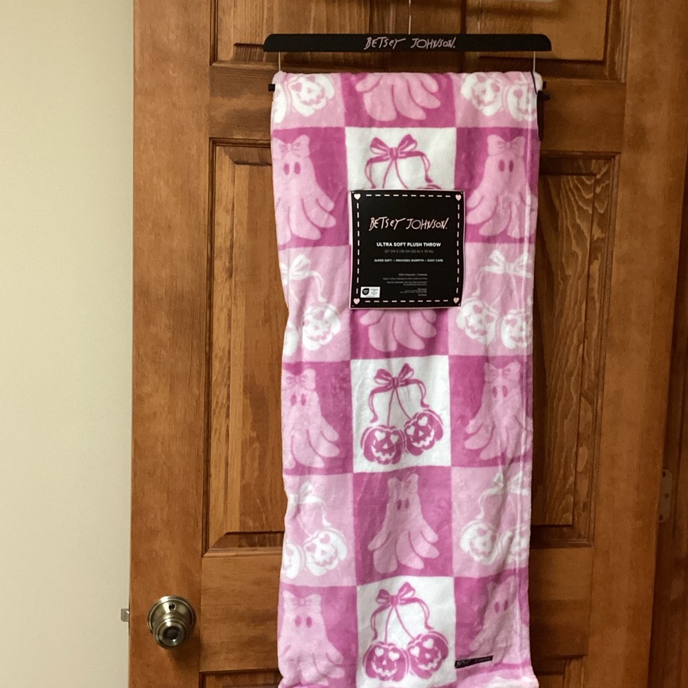 Betsey Johnson Pink & White Ghost Blanket 👻🎀